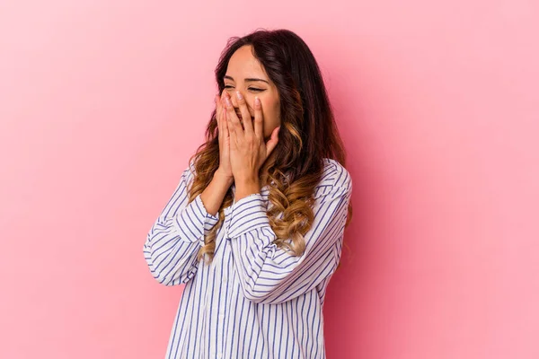 Mulher Mexicana Jovem Isolado Fundo Rosa Rindo Sobre Algo Cobrindo — Fotografia de Stock