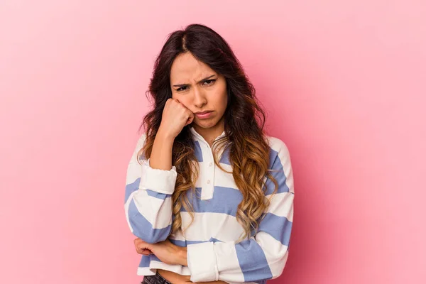 Junge Mexikanische Frau Isoliert Auf Rosa Hintergrund Müde Von Einer — Stockfoto