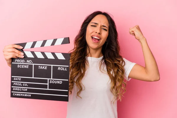 Jovem Mexicana Segurando Palmas Isolado Fundo Rosa Levantando Punho Após — Fotografia de Stock