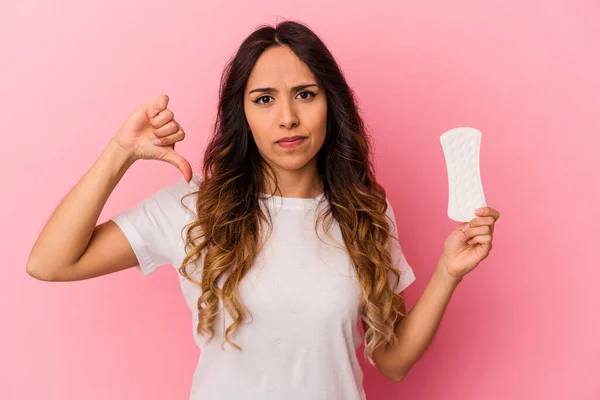 Jeune Femme Mexicaine Tenant Une Compresse Isolée Sur Fond Rose — Photo