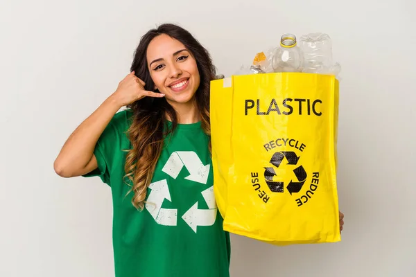 Mulher Mexicana Jovem Reciclagem Plástico Isolado Fundo Branco Mostrando Gesto — Fotografia de Stock