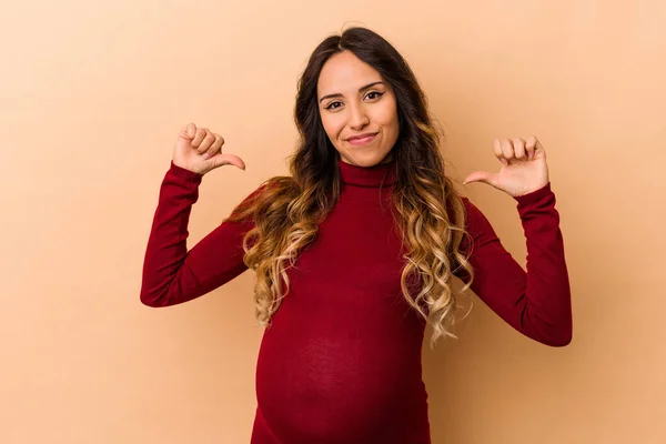 Jonge Mexicaanse Zwangere Vrouw Geïsoleerd Beige Achtergrond Voelt Trots Zelfvertrouwen — Stockfoto