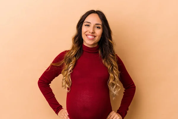 Jong Mexicaans Zwanger Vrouw Geïsoleerd Beige Achtergrond Zelfverzekerd Houden Handen — Stockfoto