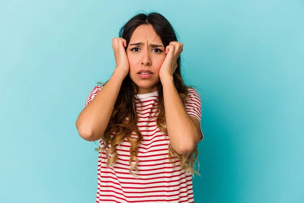 Joven Mexicana Aislada Sobre Fondo Azul Llorando Infeliz Con Algo —  Fotos de Stock