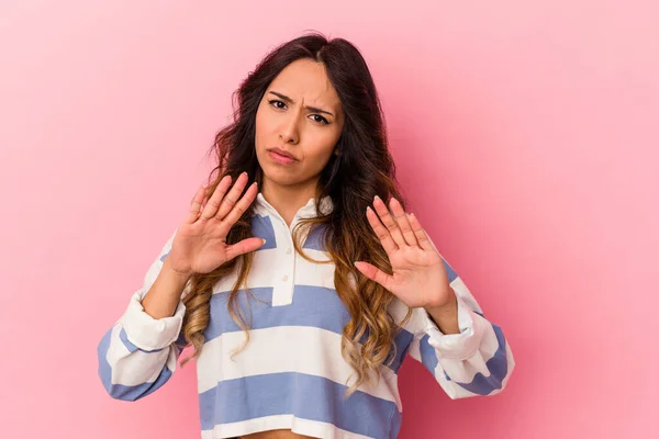 Joven Mexicana Aislada Sobre Fondo Rosa Rechazando Alguien Mostrando Gesto —  Fotos de Stock