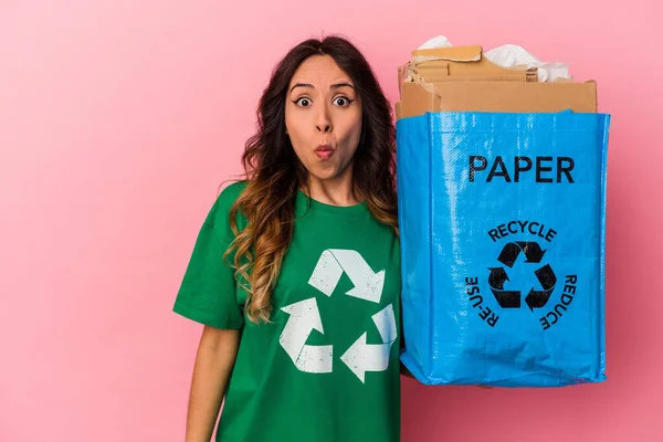 Mladá Mexická Žena Recyklace Karton Izolované Růžovém Pozadí Pokrčí Rameny — Stock fotografie