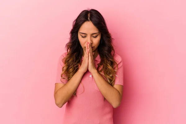Mladá Mexická Žena Izolované Růžovém Pozadí Modlí Ukazuje Oddanost Náboženský — Stock fotografie