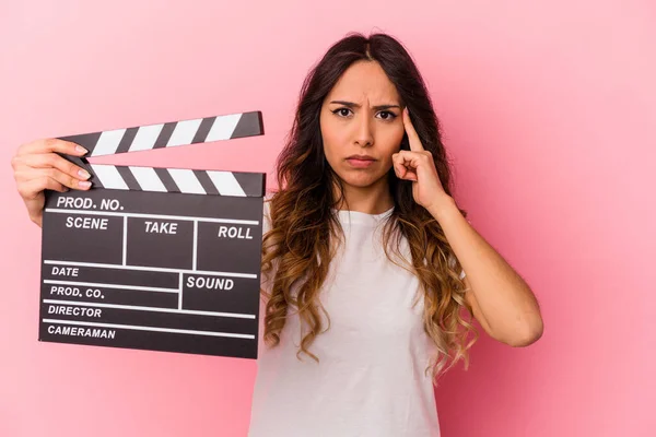 Mulher Mexicana Jovem Segurando Clapperboard Isolado Fundo Rosa Apontando Templo — Fotografia de Stock