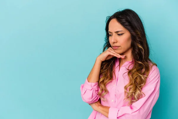 Giovane Donna Messicana Isolata Sfondo Blu Guardando Lateralmente Con Espressione — Foto Stock