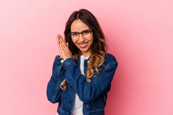 Jonge Mexicaanse Vrouw Geïsoleerd Roze Achtergrond Gevoel Energiek Comfortabel Wrijven — Stockfoto