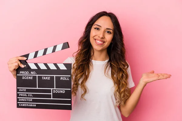 Mulher Mexicana Jovem Segurando Palmas Isoladas Fundo Rosa Mostrando Espaço — Fotografia de Stock