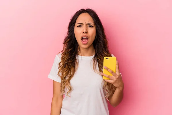 Mujer Mexicana Joven Sosteniendo Teléfono Móvil Aislado Sobre Fondo Rosa —  Fotos de Stock