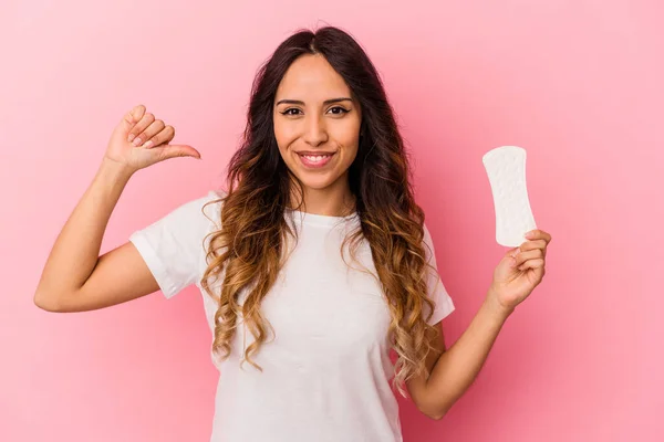 Joven Mexicana Sosteniendo Una Compresa Aislada Sobre Fondo Rosa Siente —  Fotos de Stock