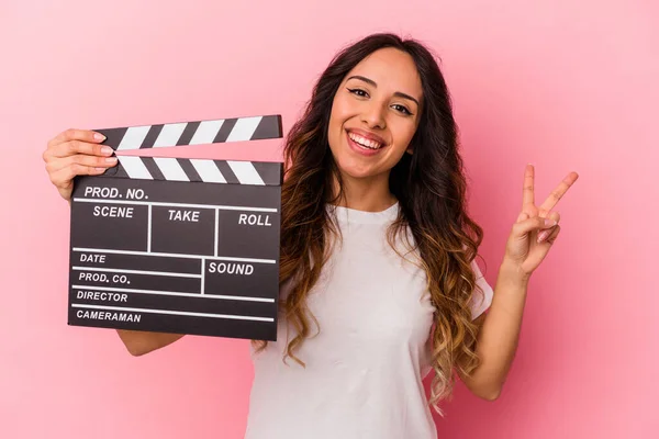 Jovem Mexicana Segurando Palmas Isoladas Fundo Rosa Alegre Despreocupado Mostrando — Fotografia de Stock