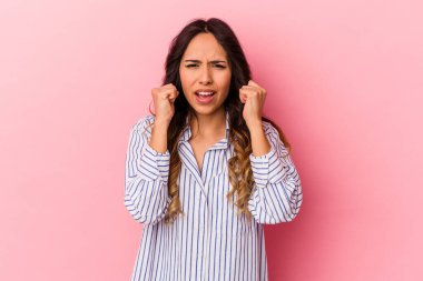 Pembe arka planda izole edilmiş genç Meksikalı kadın gergin elleriyle çığlık atıyor..