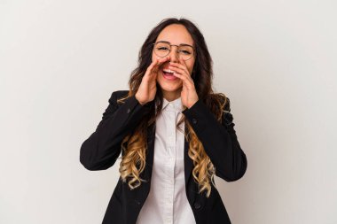 Genç Meksikalı iş kadını beyaz arka planda izole edilmiş, heyecanlı bir şekilde bağırıyor..