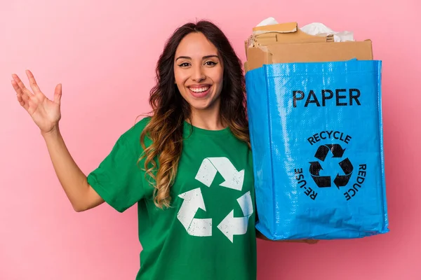 Mladá Mexická Žena Recyklující Karton Izolované Růžovém Pozadí Obdrží Příjemné — Stock fotografie