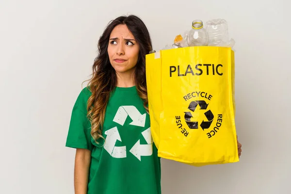 Jeune Femme Mexicaine Recyclage Plastique Isolé Sur Fond Blanc Confus — Photo