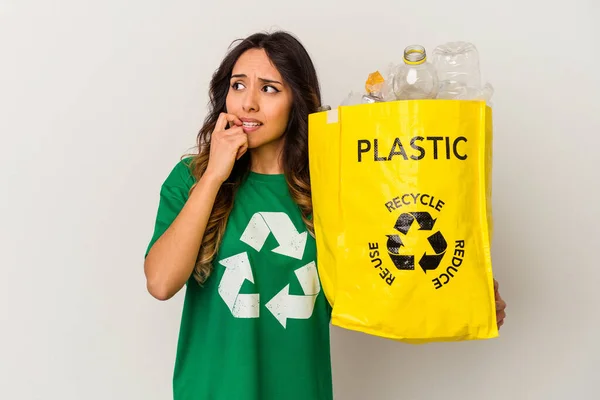 Mulher Mexicana Jovem Reciclagem Plástico Isolado Fundo Branco Relaxado Pensando — Fotografia de Stock