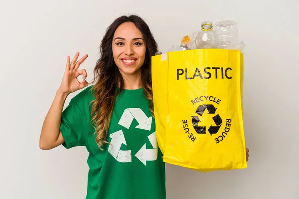 Jovem Mexicana Reciclagem Plástico Isolado Fundo Branco Alegre Confiante Mostrando — Fotografia de Stock