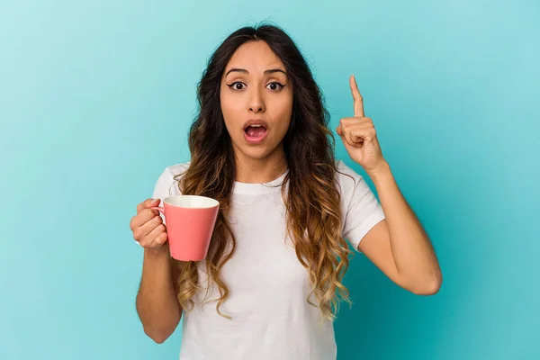 Joven Mexicana Sosteniendo Una Taza Aislada Sobre Fondo Azul Teniendo — Foto de Stock