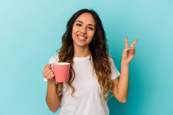 Joven Mexicana Sosteniendo Una Taza Aislada Sobre Fondo Azul Alegre — Foto de Stock