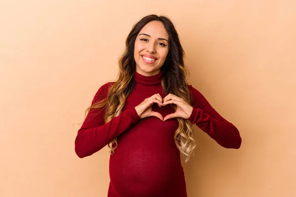 Jovem Mexicana Grávida Isolado Fundo Bege Sorrindo Mostrando Uma Forma — Fotografia de Stock