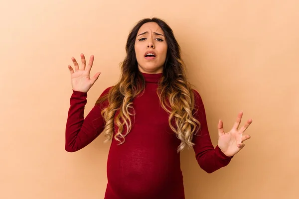 Ung Mexikansk Gravid Kvinna Isolerad Beige Bakgrund Blir Chockad Grund — Stockfoto
