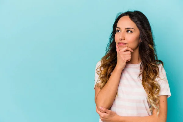 Young Mexican Woman Isolated Blue Background Looking Sideways Doubtful Skeptical — Stock Photo, Image