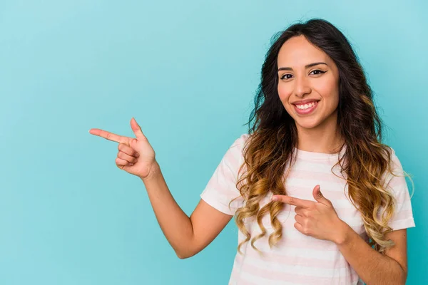 Joven Mexicana Aislada Sobre Fondo Azul Conmocionada Señalando Con Dedos — Foto de Stock