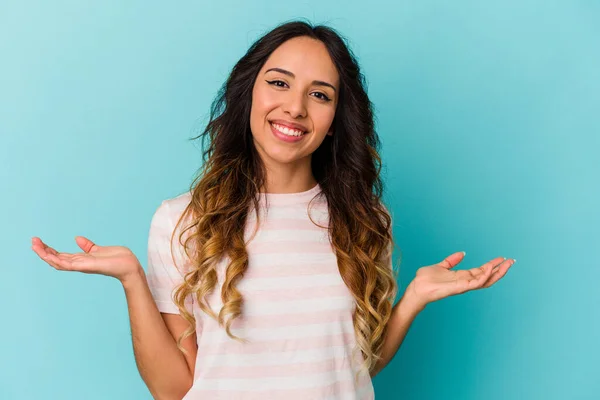 Jonge Mexicaanse Vrouw Geïsoleerd Blauwe Achtergrond Tonen Een Welkom Uitdrukking — Stockfoto