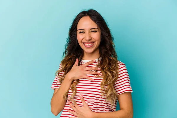 Joven Mexicana Aislada Sobre Fondo Azul Ríe Felizmente Divierte Manteniendo — Foto de Stock