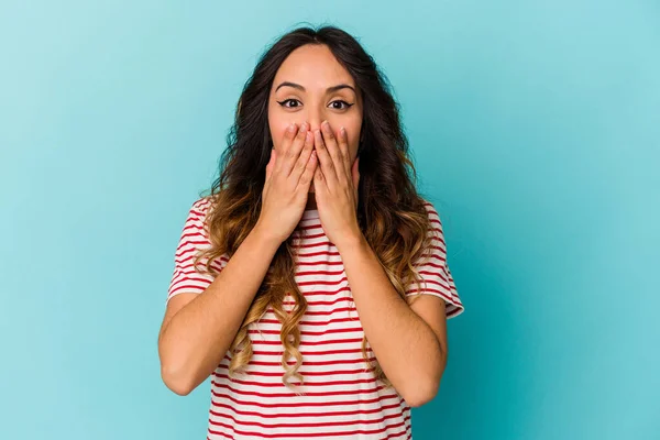 Young Mexican Woman Isolated Blue Background Shocked Covering Mouth Hands — Stock Photo, Image