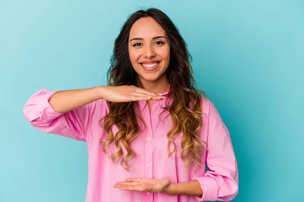 Jonge Mexicaanse Vrouw Geïsoleerd Blauwe Achtergrond Houden Iets Met Beide — Stockfoto