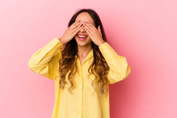 Mujer Mexicana Joven Aislada Sobre Fondo Rosa Cubre Los Ojos — Foto de Stock