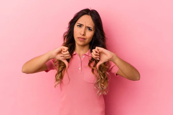 Молодая Мексиканская Женщина Изолирована Розовом Фоне Показывая Большой Палец Вниз — стоковое фото