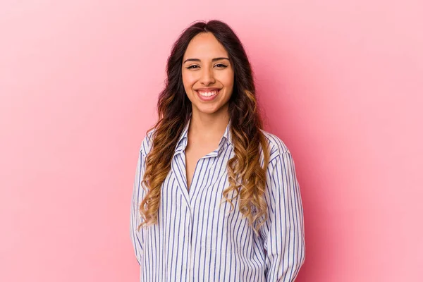 Jonge Mexicaanse Vrouw Geïsoleerd Roze Achtergrond Gelukkig Glimlachend Vrolijk — Stockfoto