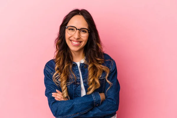 Jong Mexicaans Vrouw Geïsoleerd Roze Achtergrond Lachen Plezier Hebben — Stockfoto