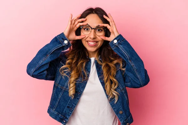 Mulher Mexicana Jovem Isolado Fundo Rosa Mantendo Olhos Abertos Para — Fotografia de Stock