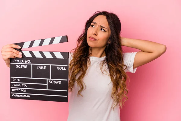 Ung Mexikansk Kvinna Håller Clapperboard Isolerad Rosa Bakgrund Vidröra Baksidan — Stockfoto