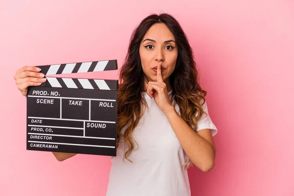 Jovem Mexicana Segurando Palmas Isoladas Fundo Rosa Mantendo Segredo Pedindo — Fotografia de Stock