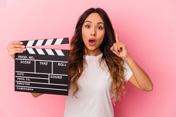 Mulher Mexicana Jovem Segurando Clapperboard Isolado Fundo Rosa Ter Uma — Fotografia de Stock