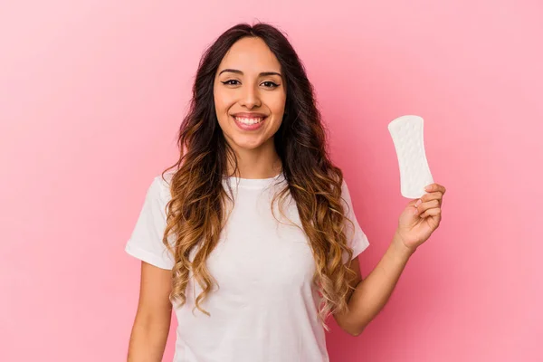 Jonge Mexicaanse Vrouw Het Houden Van Een Kompres Geïsoleerd Roze — Stockfoto