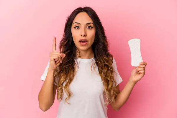 Jonge Mexicaanse Vrouw Het Houden Van Een Kompres Geïsoleerd Roze — Stockfoto