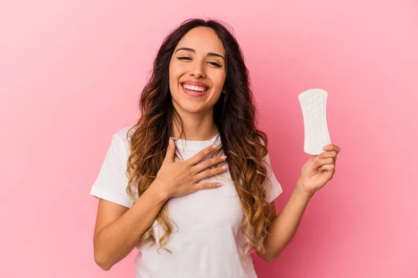 Joven Mexicana Sosteniendo Una Compresa Aislada Sobre Fondo Rosa Ríe —  Fotos de Stock