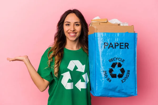 Mladá Mexická Žena Recyklace Karton Izolované Růžovém Pozadí Ukazující Kopírovací — Stock fotografie