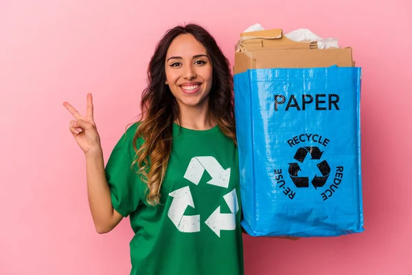 Mladá Mexická Žena Recyklace Karton Izolované Růžovém Pozadí Radostné Bezstarostné — Stock fotografie