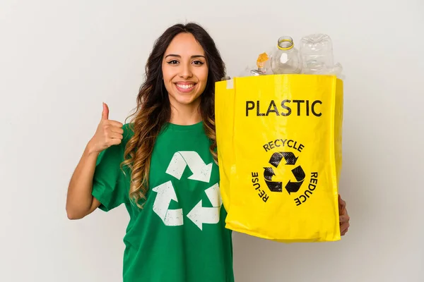 年轻的墨西哥妇女微笑着 举起大拇指 回收被白色背景隔离的塑料 — 图库照片