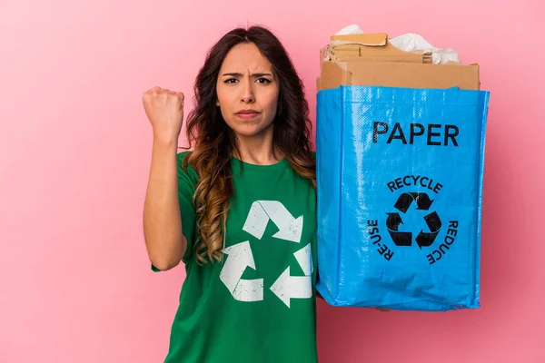 Joven Mexicana Reciclando Cartón Aislado Sobre Fondo Rosa Mostrando Puño — Foto de Stock