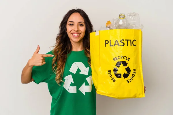 Jovem Mexicana Reciclagem Plástico Isolado Fundo Branco Pessoa Apontando Mão — Fotografia de Stock
